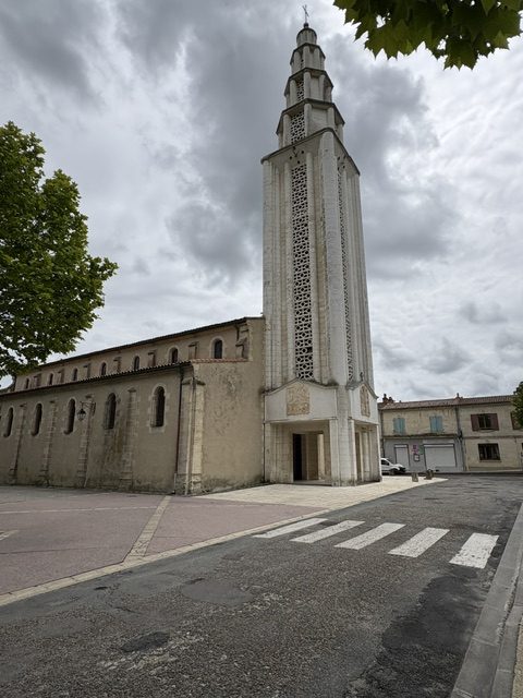 Devant église de St Vivien